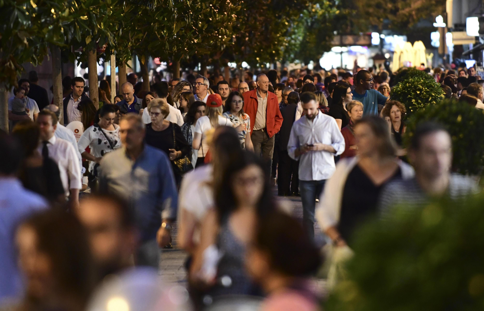 Varias personas pasean por la céntrica calle Cruz Conde.