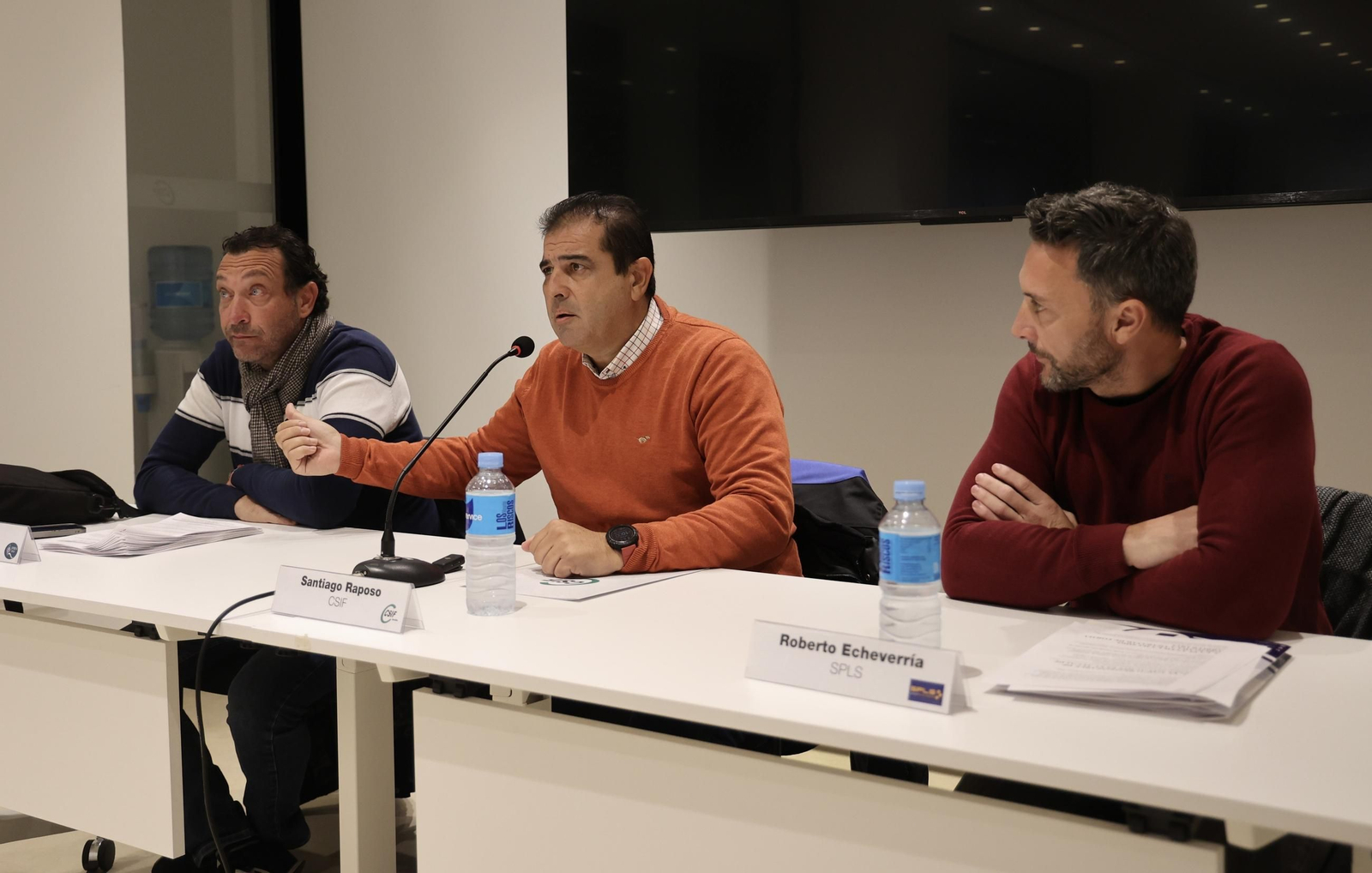 Luis Val, Santiago Raposo y Roberto Echevarría, representantes sindicales de la Policía Local de Sevilla.