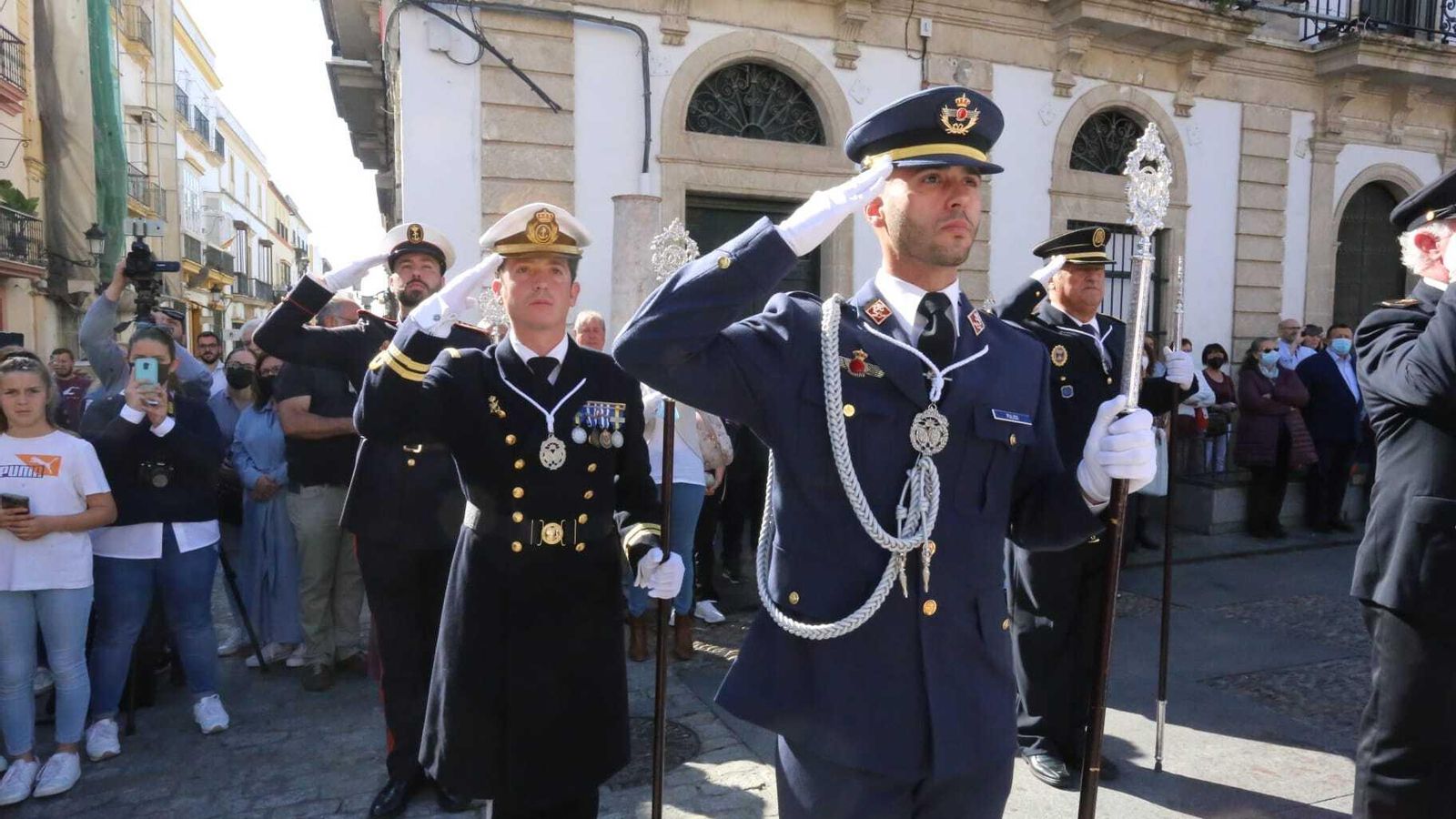Representantes militares y de los Cuerpos de Seguridad acompañaron al cortejo.