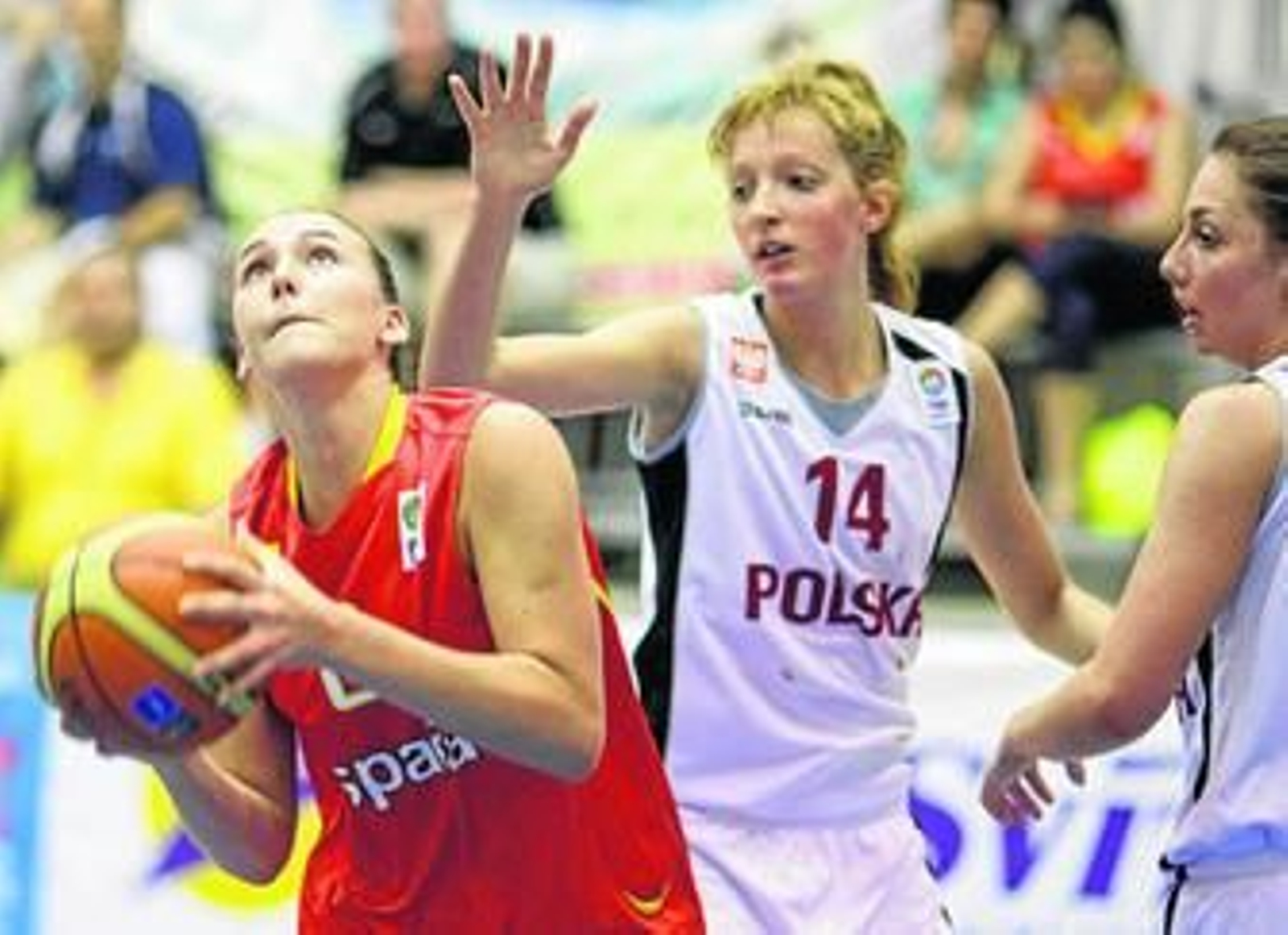 Patricia Soler intenta anotar en el encuentro ante Polonia en el reciente Europeo sub 18.