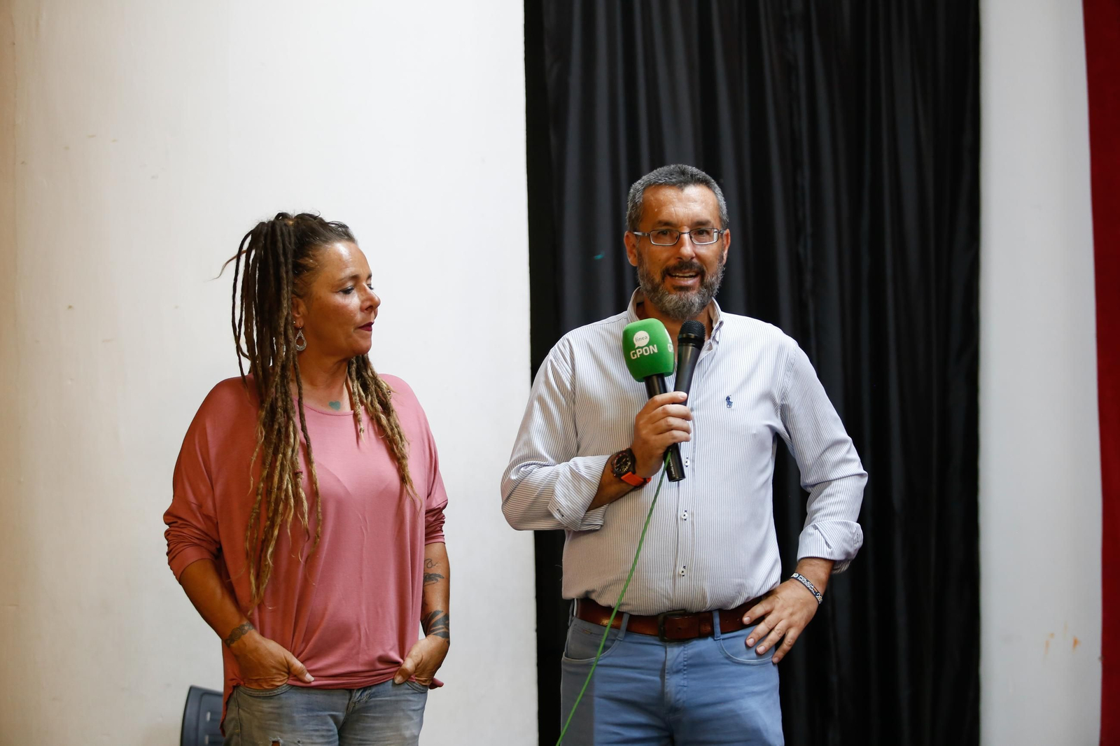 Las fotos de la exposición "Pasen y lean" de Enríque Martínez en la Casa de la Cultura de La Línea