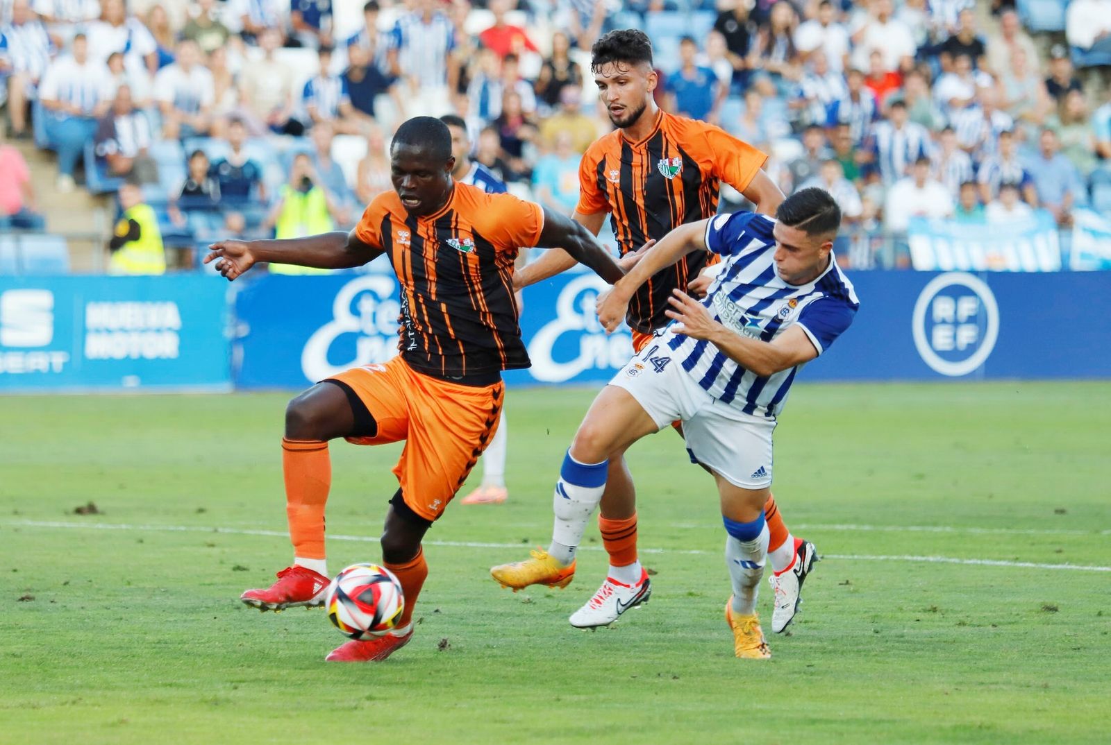 Un momento del Antequera-Recre de la primera vuelta.