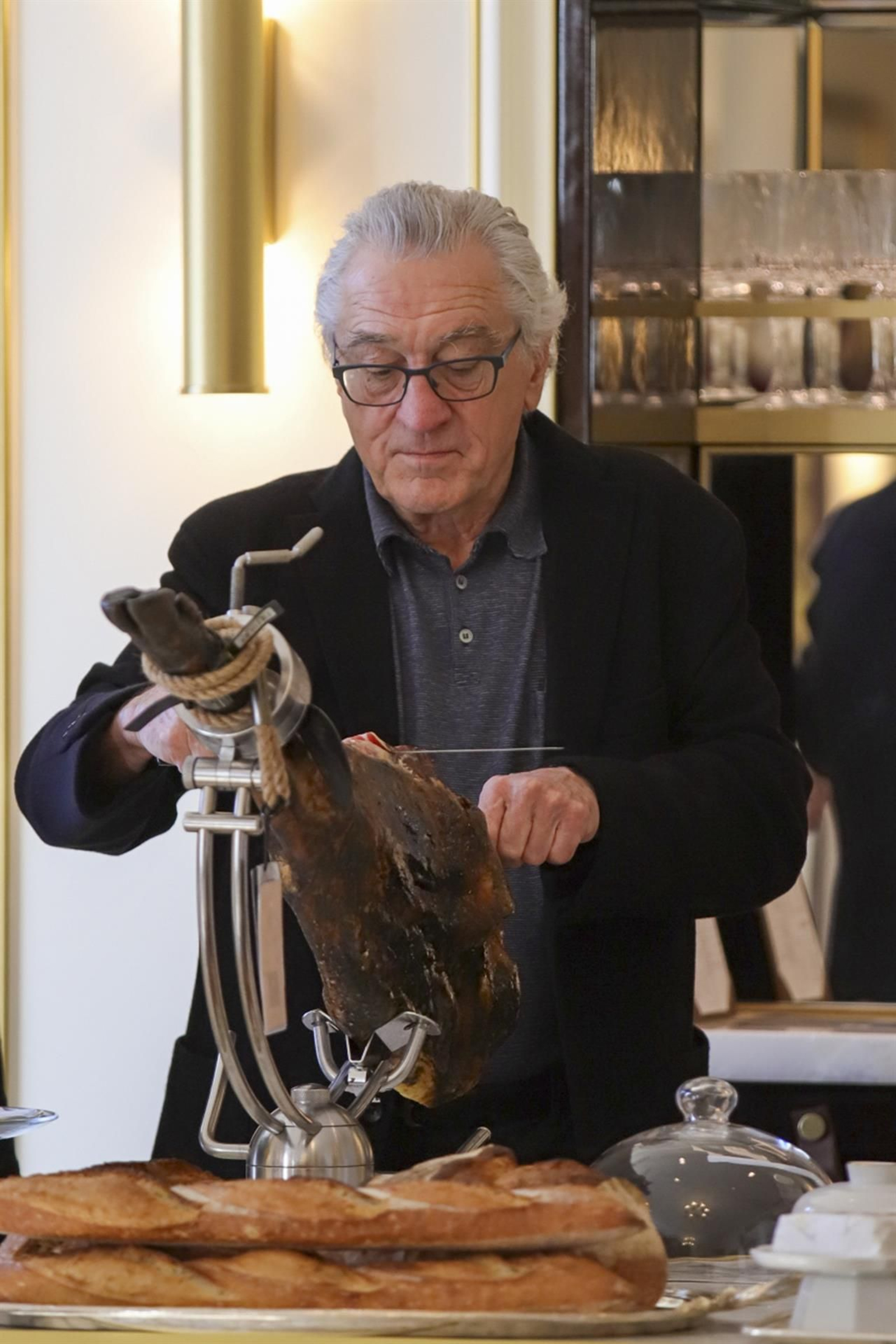 Robert de Niro cortando jamón