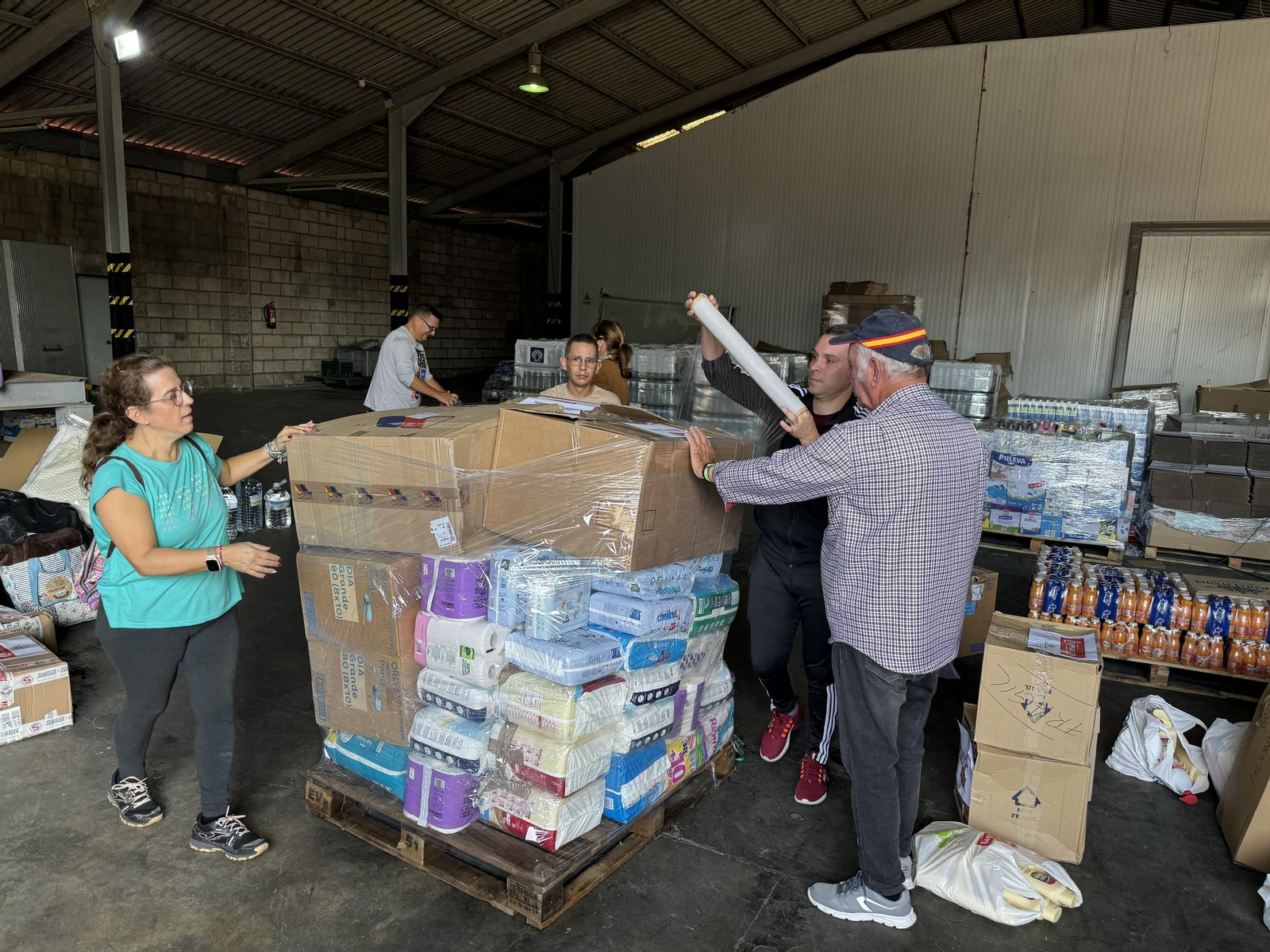 Voluntarios embalan los productos donados.