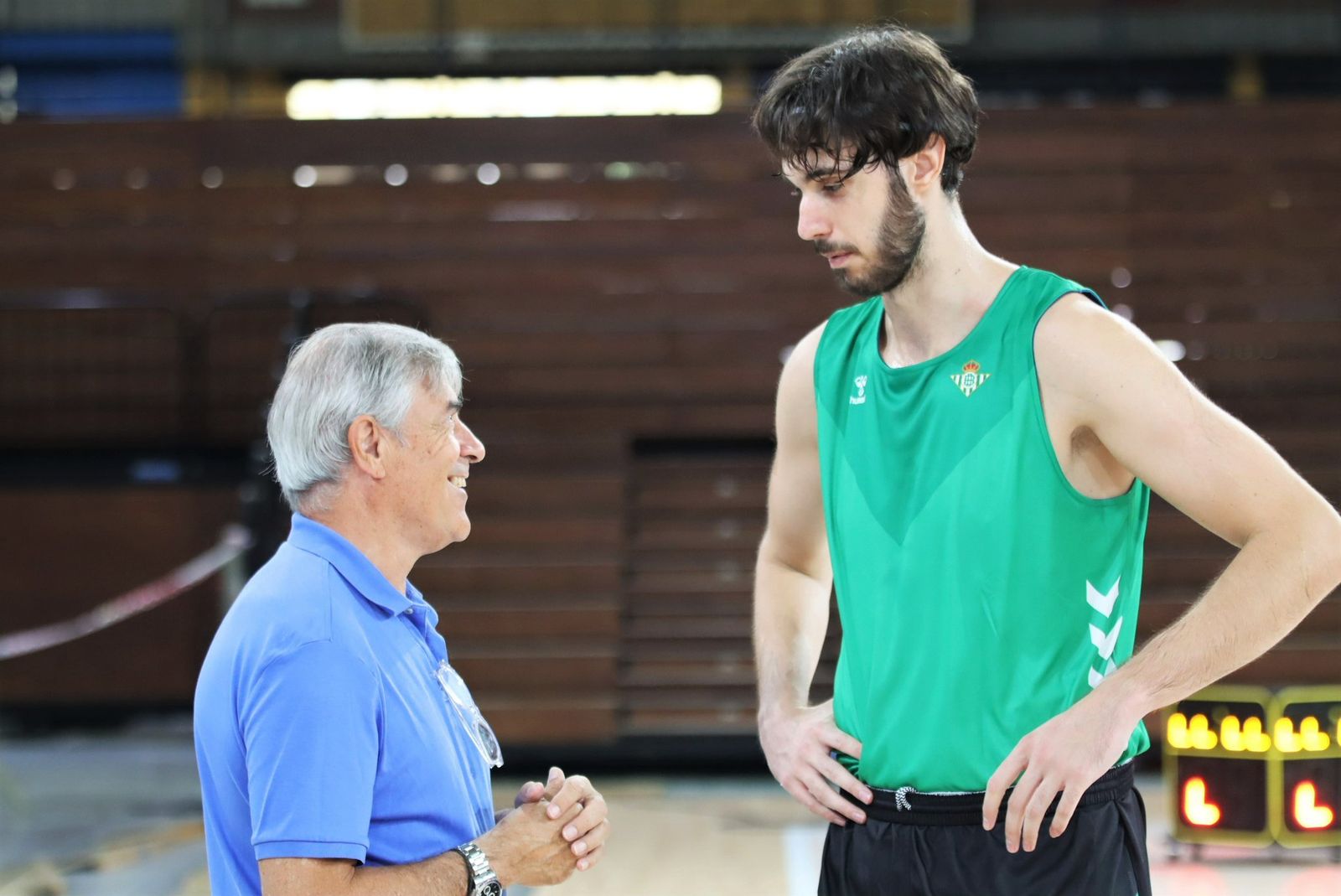 Tsalmpouris conversa con Berdi Pérez en el entrenamiento bético.