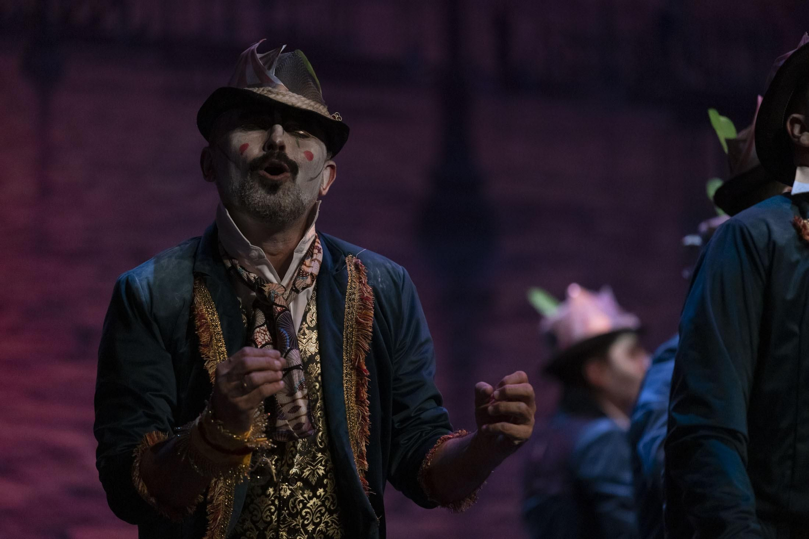 Imágenes de la actuación de la comparsa de Dos Hermanas ‘El teatro’ en el Carnaval Colombino