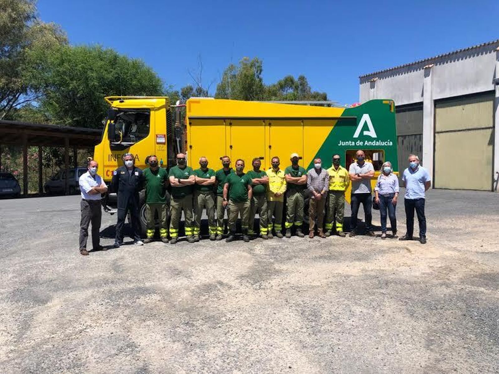 José Enrique Borrallo  junto con el director del Centro Operativo Provincial del Infoca en Huelva, José Antonio Martínez,  y los miembros del retén del Cedefo ante el nuevo camión autobomba