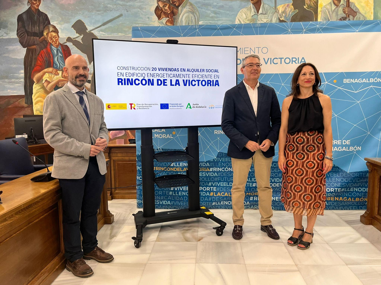 El subdelegado del Gobierno en Málaga, Javier Salas, junto al alcalde de Rincón de la Victoria, Francisco Salado, y la delegada del Gobierno andaluz en Málaga, Patricia Navarro