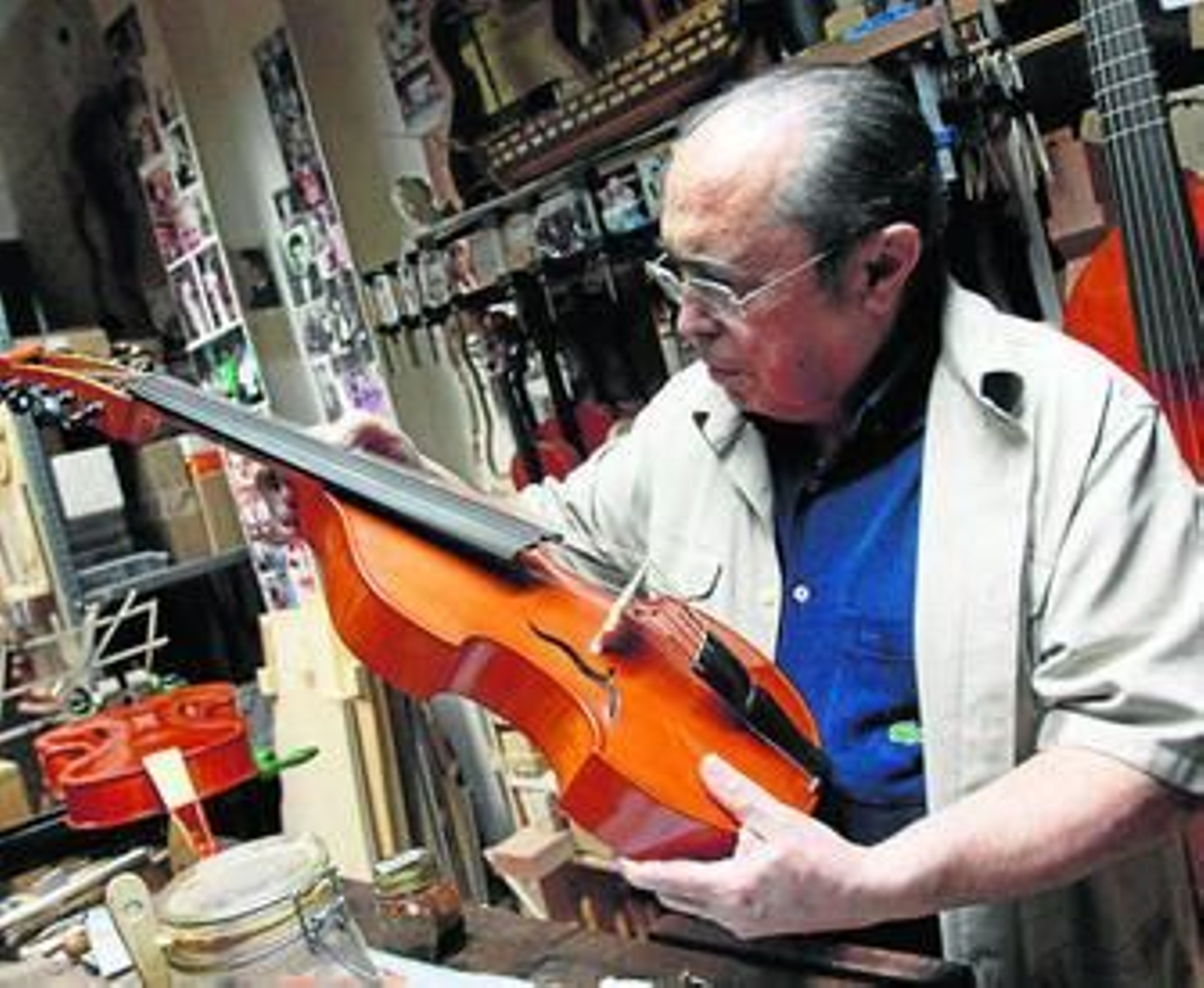 El autor del libro, el luthier José Ángel Chacón, en su taller de Málaga, donde ejerce y enseña el oficio.