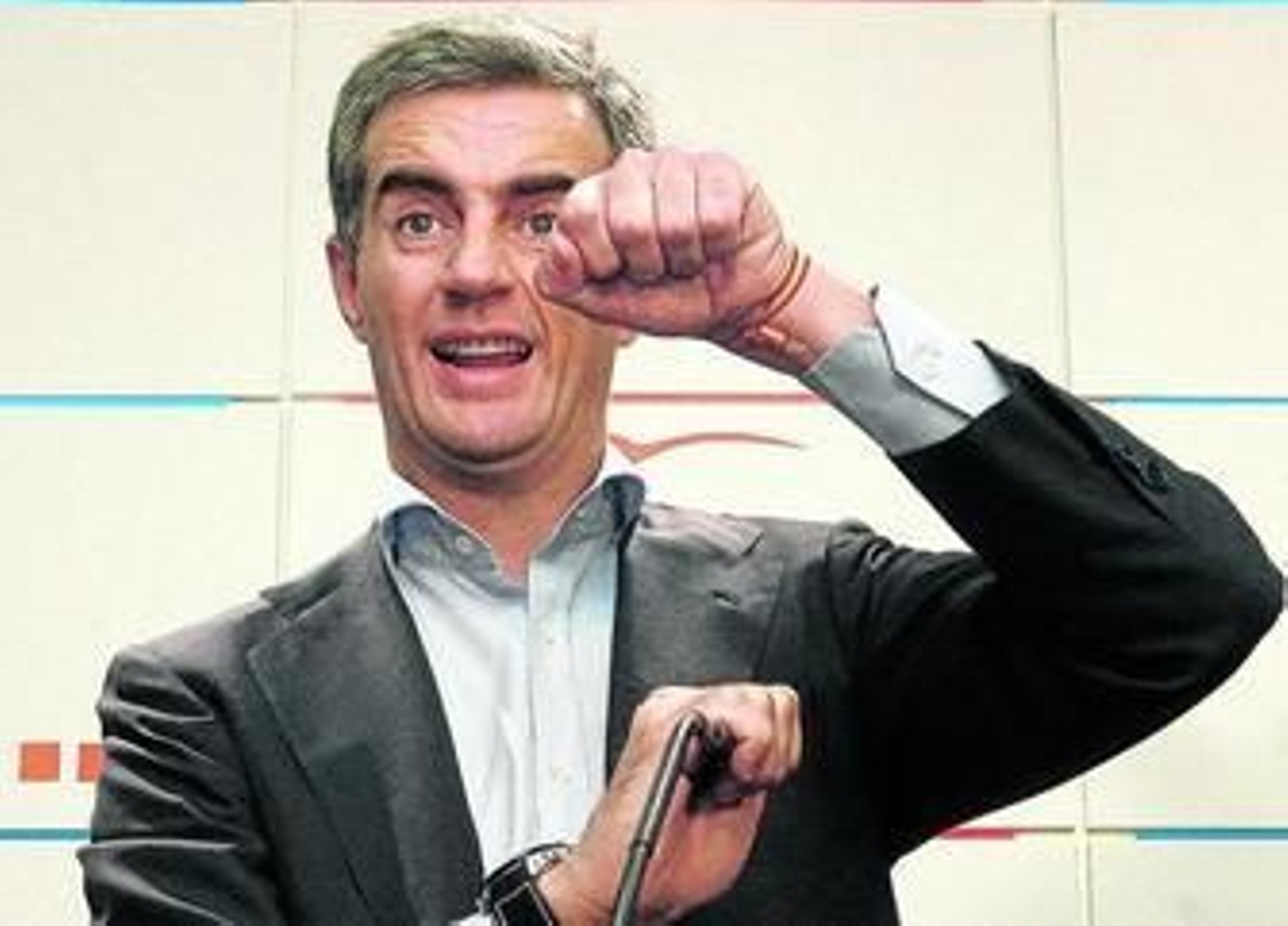 Ricardo Costa gesticula ante los periodistas tras la reunión del Comité Ejecutivo regional del PP valenciano.