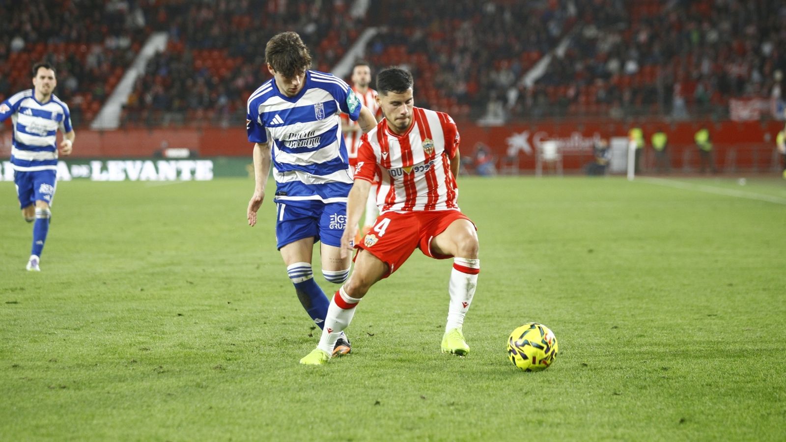 Lucas Robertone protege el esférico en el que puede ser su último encuentro en los Juegos Mediterráneos.