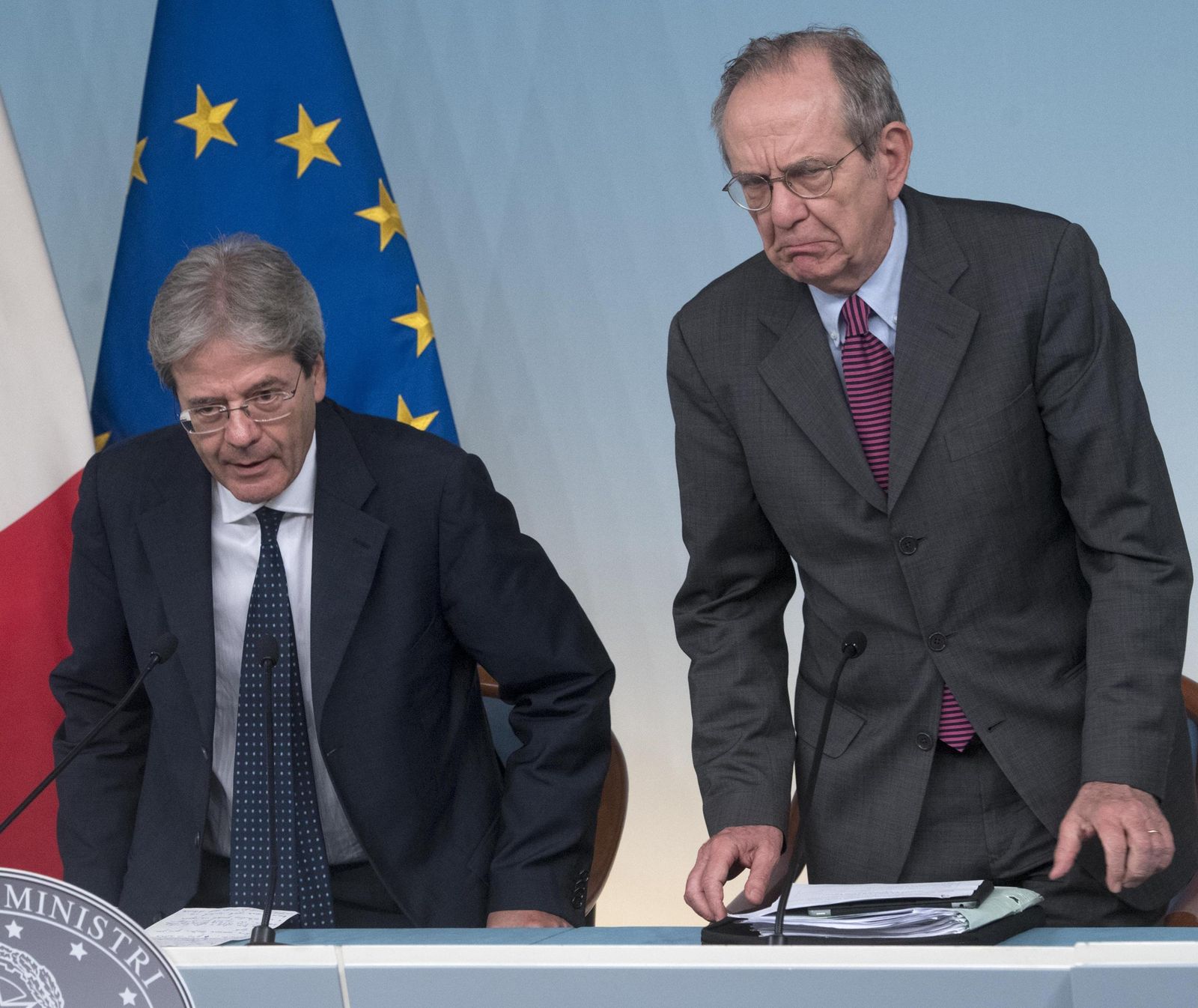El primer ministro italiano, Paolo Gentiloni, y el ministro de Economía, Pier Carlo Padoan, el pasado domingo.
