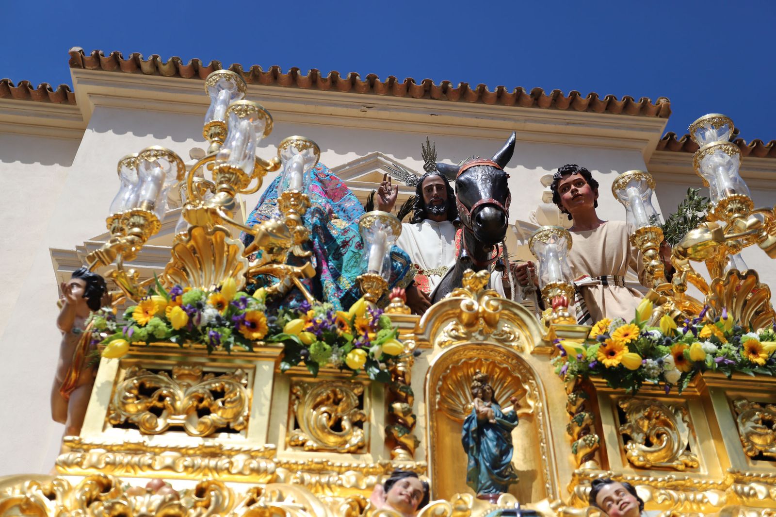 Imágenes del recorrido de la Borriquita  por las calles de Huelva