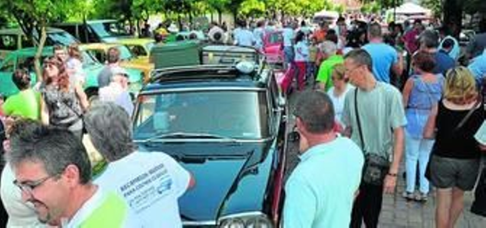 Dos imágenes del desfile de coches y motos antiguas que recorrió ayer las calles del centro. Dos imágenes del desfile de coches y motos antiguas que recorrió ayer las calles del centro.