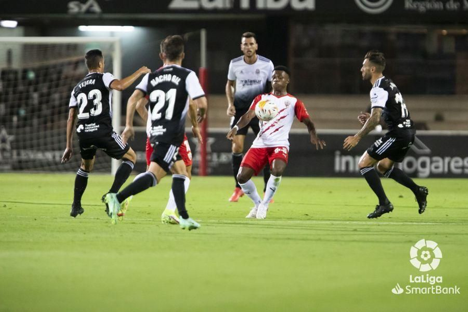 Ramazani realiza un control con el pecho durante la visita al Cartagena en la jornada inaugural en la temporada del último ascenso.