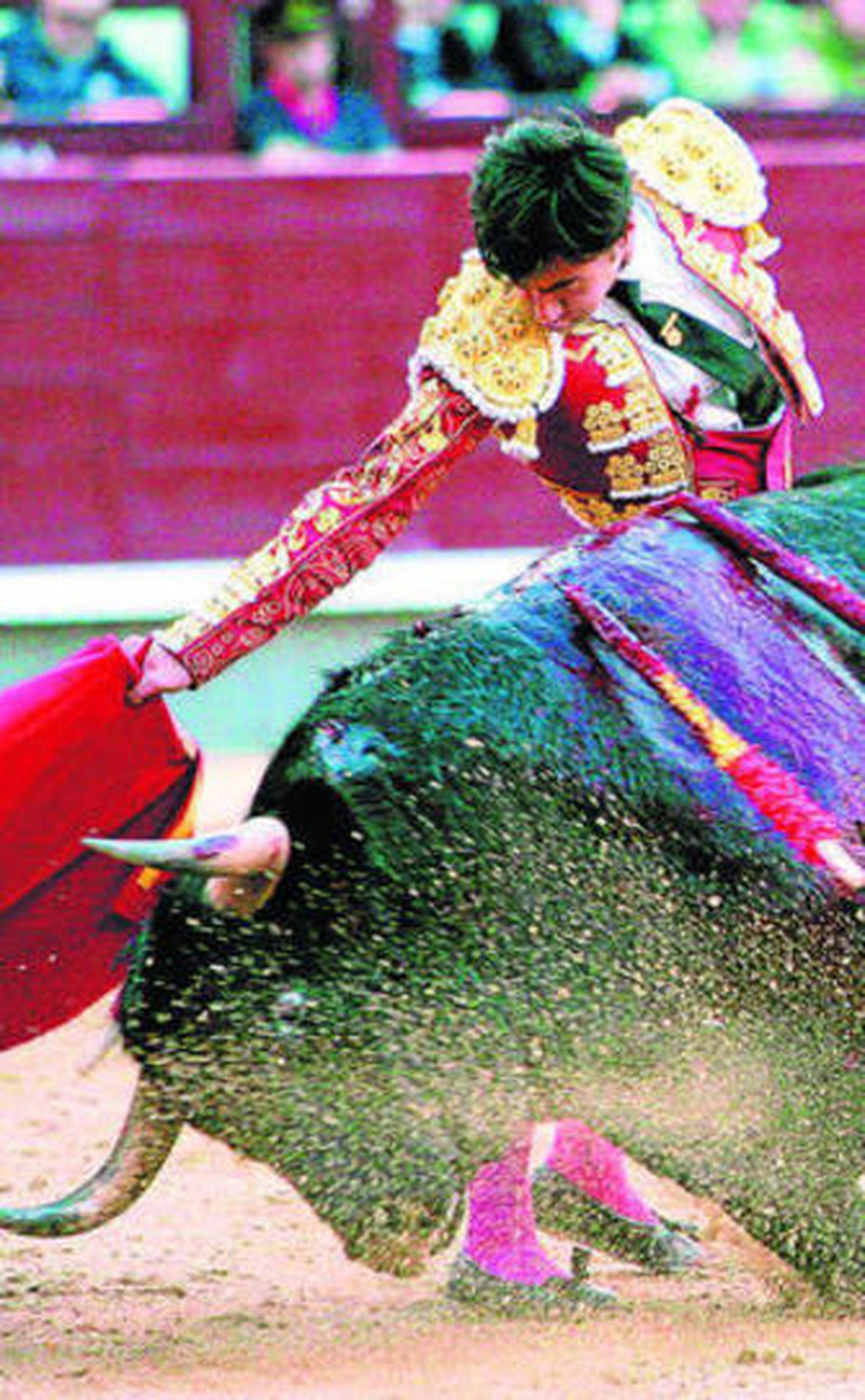 El diestro madrileño Fernando Cruz, en un derechazo.