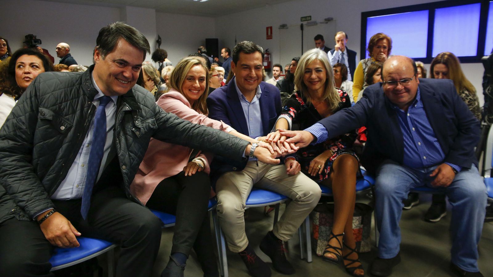 Foto de familia en la sede de los populares.