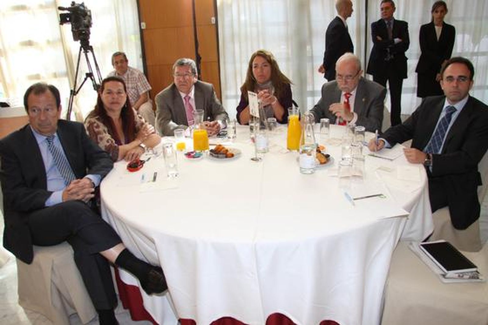 Invitados Luis Reina,Lola Fernández,Rafael Moreno,Lourdes Graw,Carlos Benavides,Diego Garrido, durante el Foro Joly Andalucía celebrado en Málaga con el ministro de Educación. 

Foto: migue fernandez