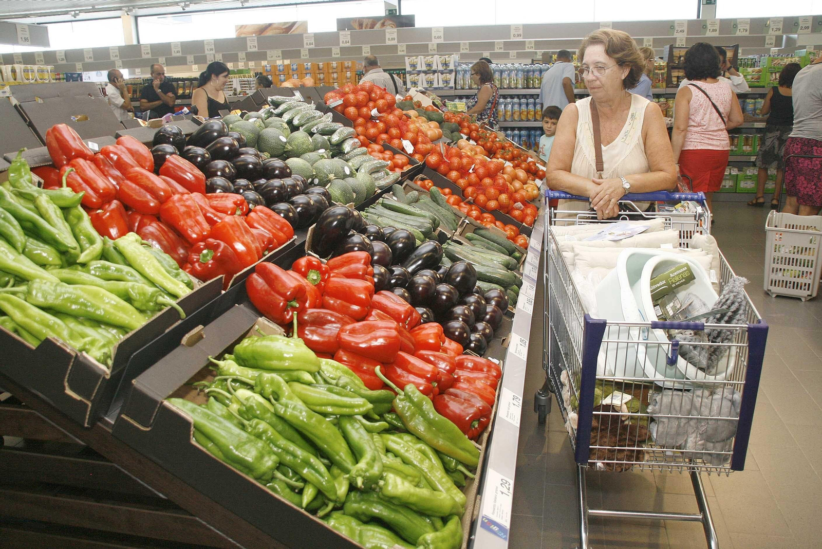 Lineal de frutas y verduras en un supermercado