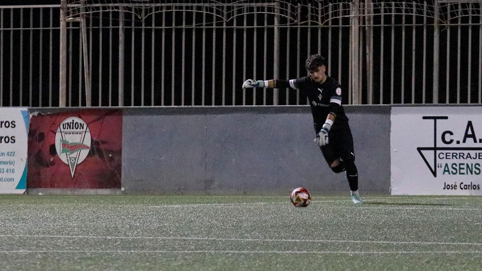 Sergio Portero saca de puerta durante uno de sus encuentros disputados con La Cañada.