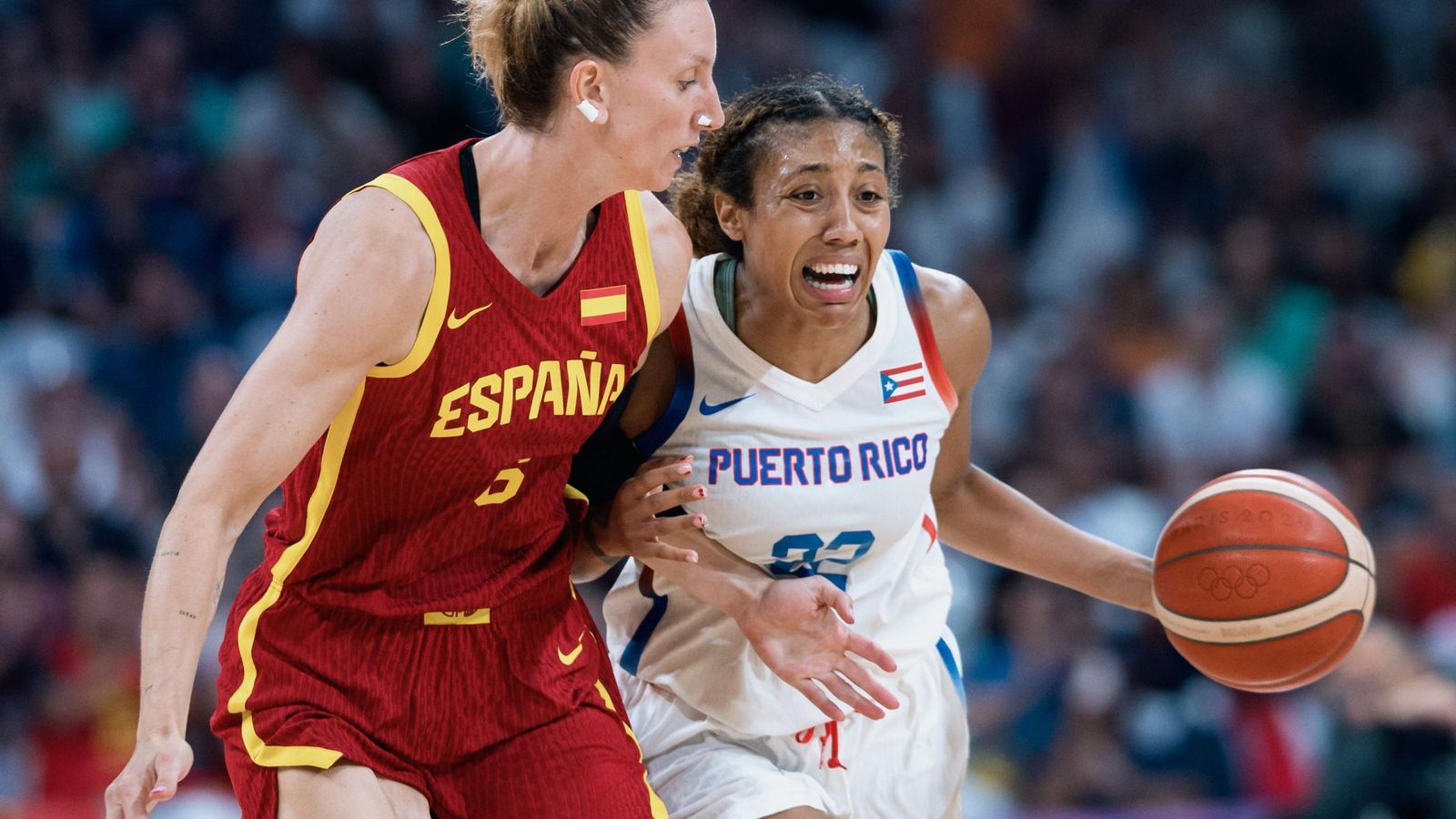Laura Gil presiona la subida de la jugadora de Puerto Rico, Arella Guirantes.