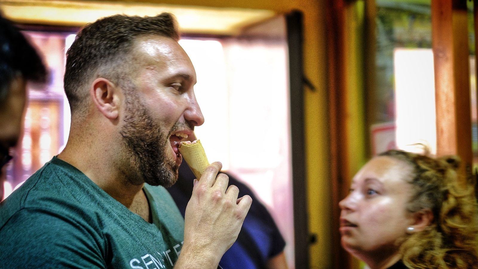 Jona Pérez degustando un helado de Los Italianos.