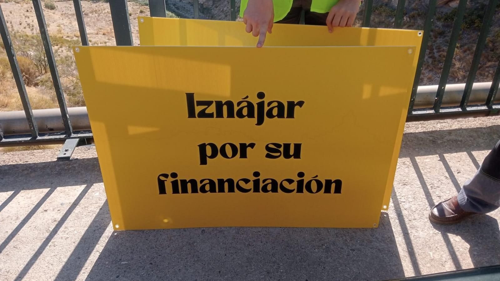 La protesta de Iznájar por el mal estado de las infraestructuras y los servicios públicos, en fotografías