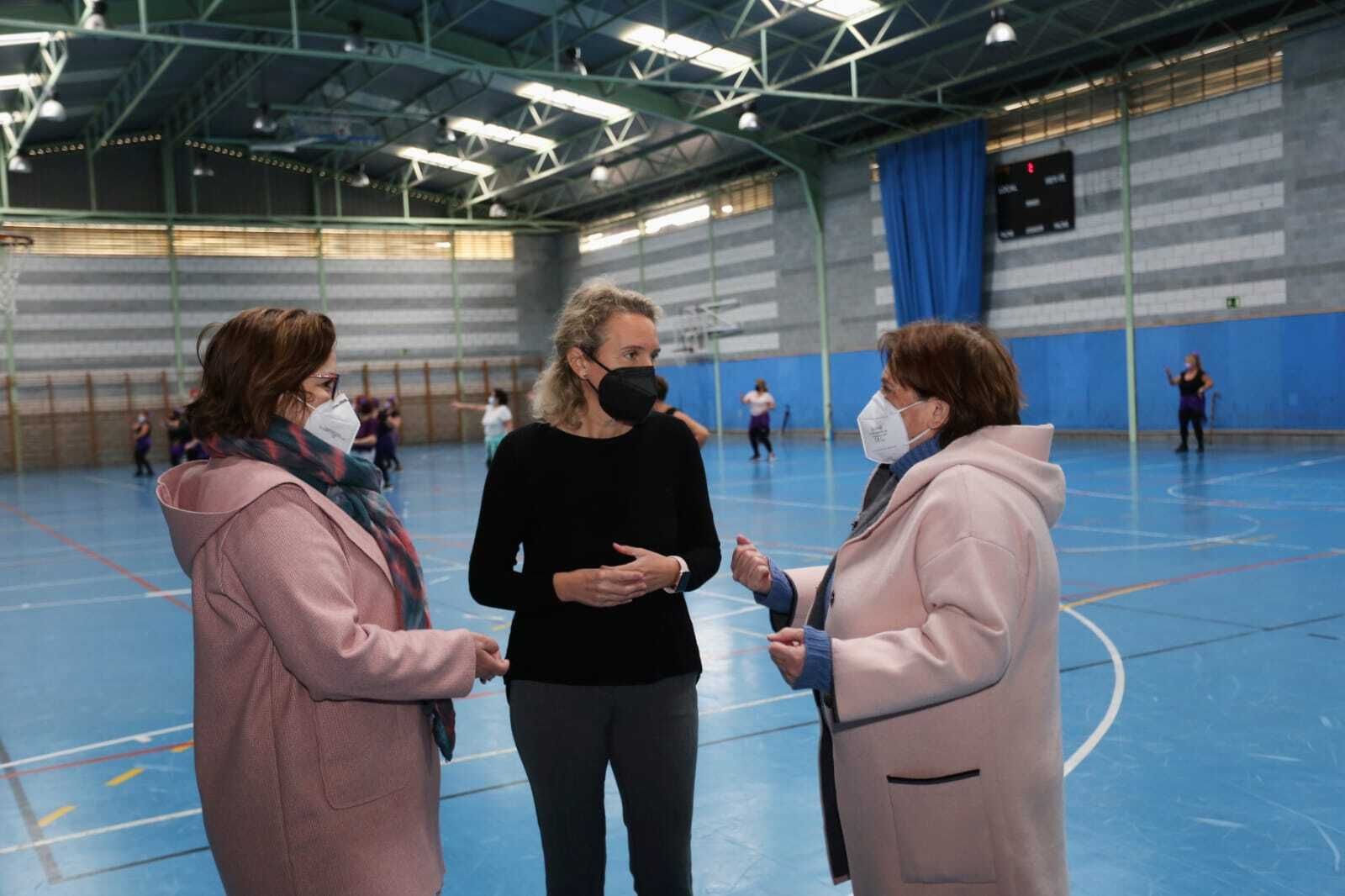 La concejala, en el pabellón con responsables de Afipo.