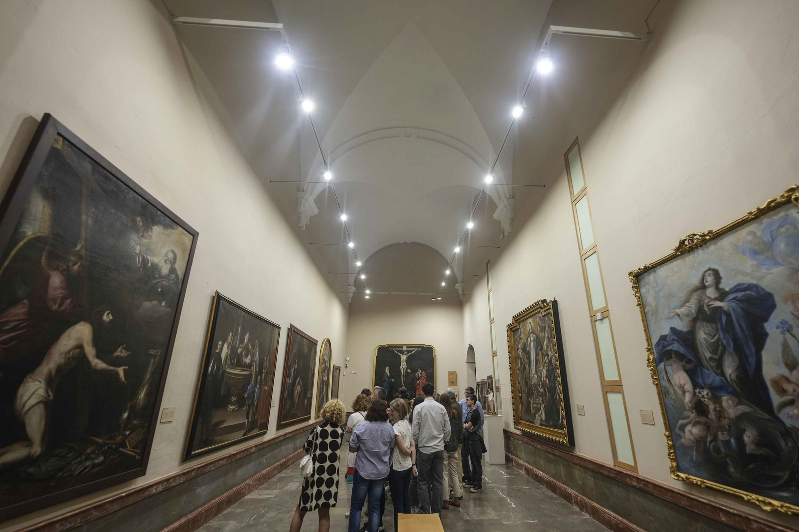 Un grupo de personas visitan una de las salas de la sede actual del Museo de Bellas Artes de Córdoba