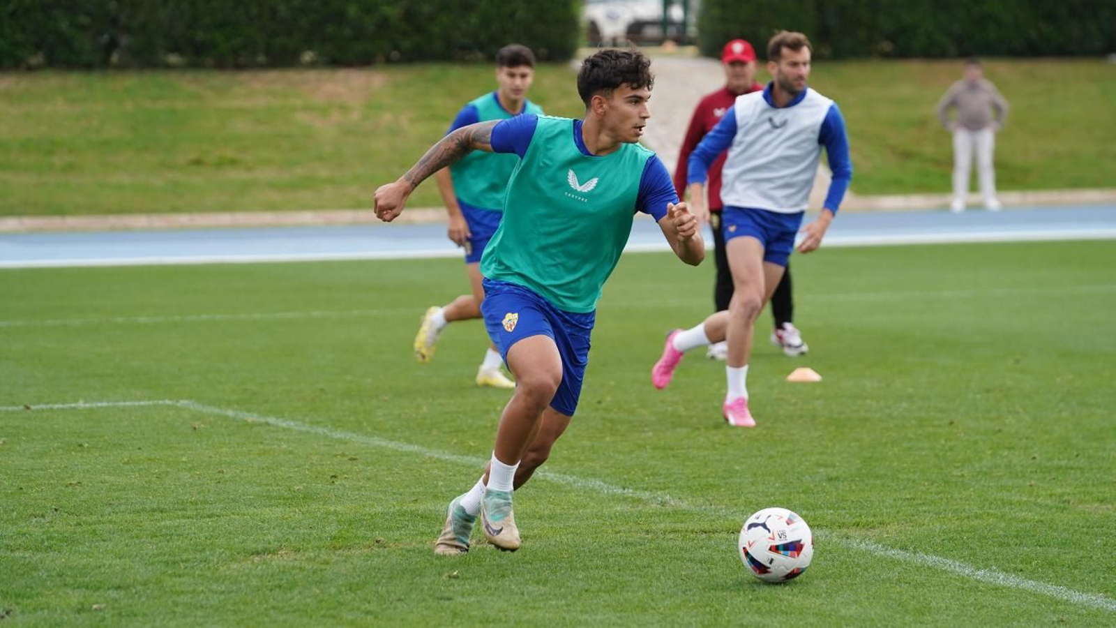 El joven centrocampista entrena con el resto de sus compañeros en el Anexo.