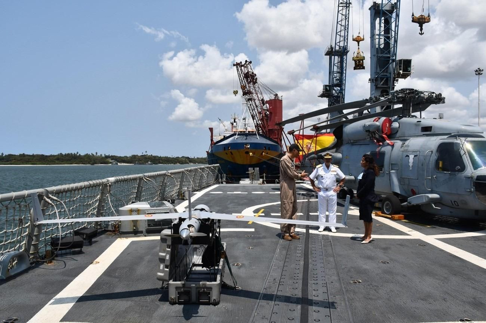 Visita embajadora de España en Tanzania a la fragata 'Navarra'.