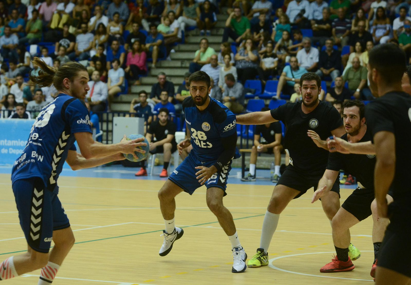 El jugador del GAES Málaga, Quique Moreno, intenta superar la defensa de Los Dólmenes.