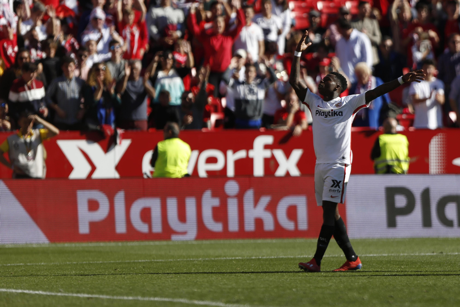Promes festeja el triunfo con la grada del Ramón Sánchez-Pizjuán