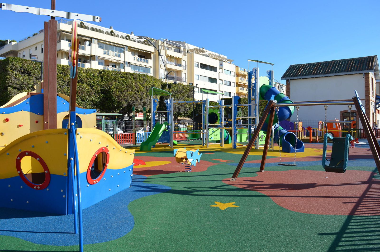Ampliación del parque infantil del paseo marítimo junto a la oficina de turismo de Rincón de la Victoria.