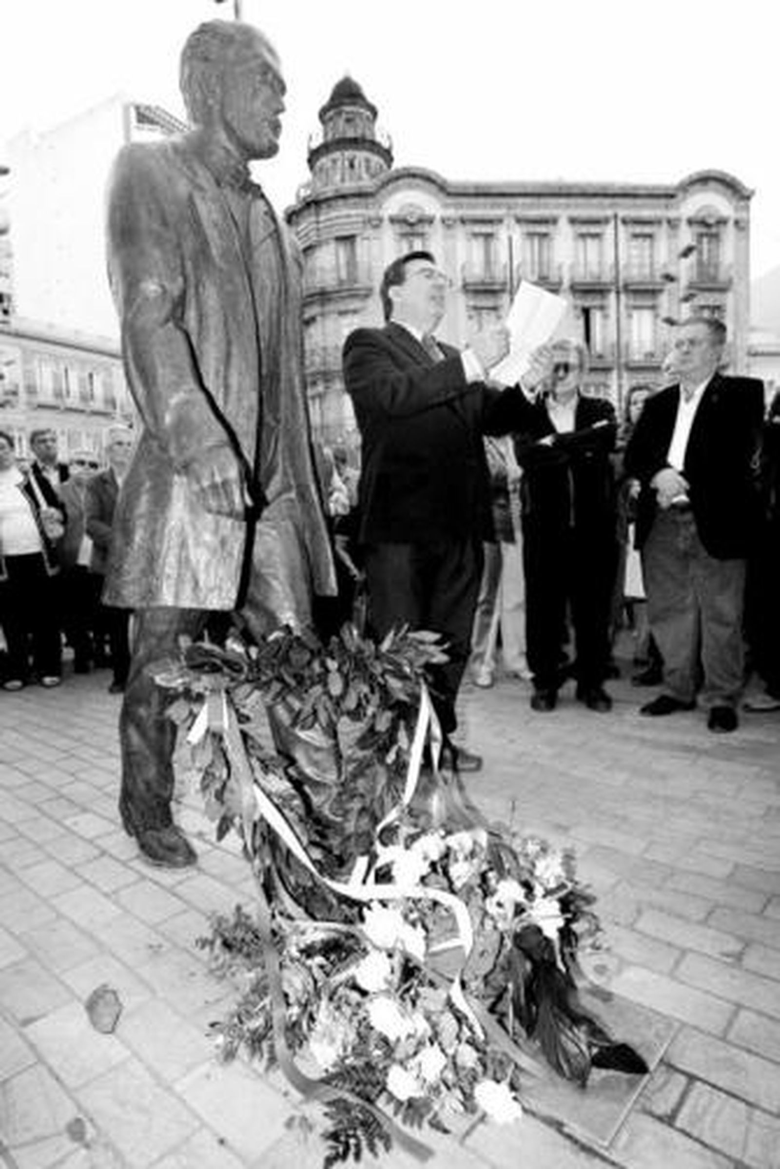 Fernando Martínez, catedrático acreditado de Historia Contemporánea, junto a la estatua de Salmerón.