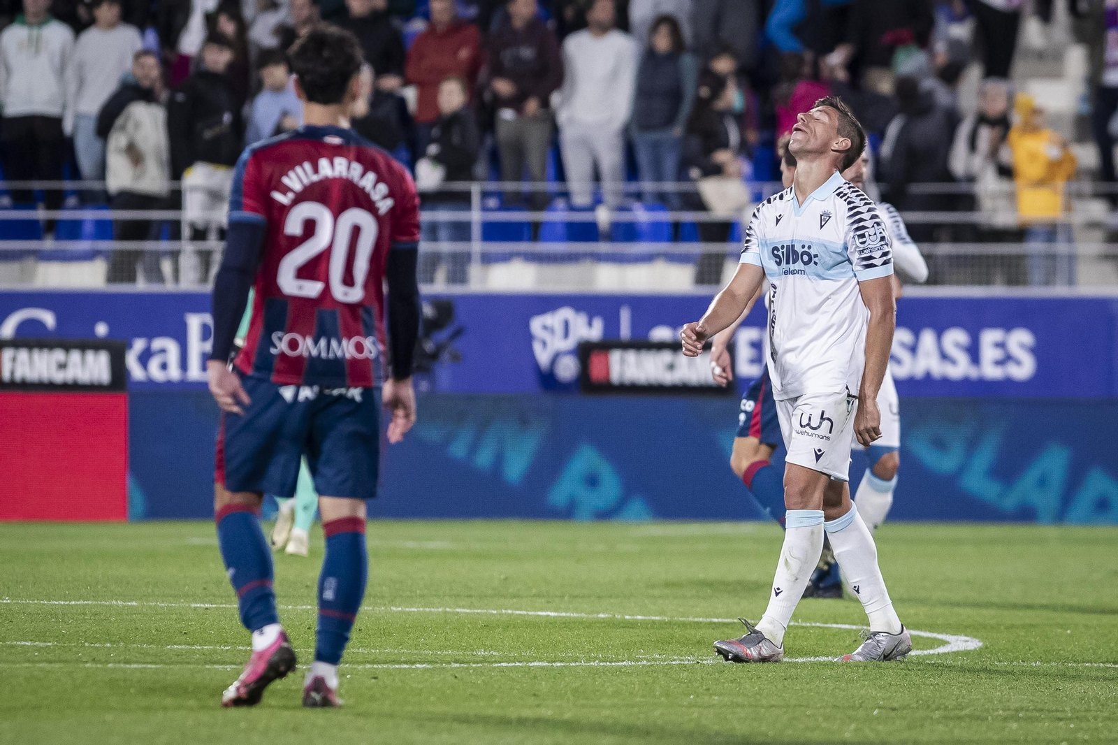 Las imágenes del partido entre el Huesca y el Cádiz C.F