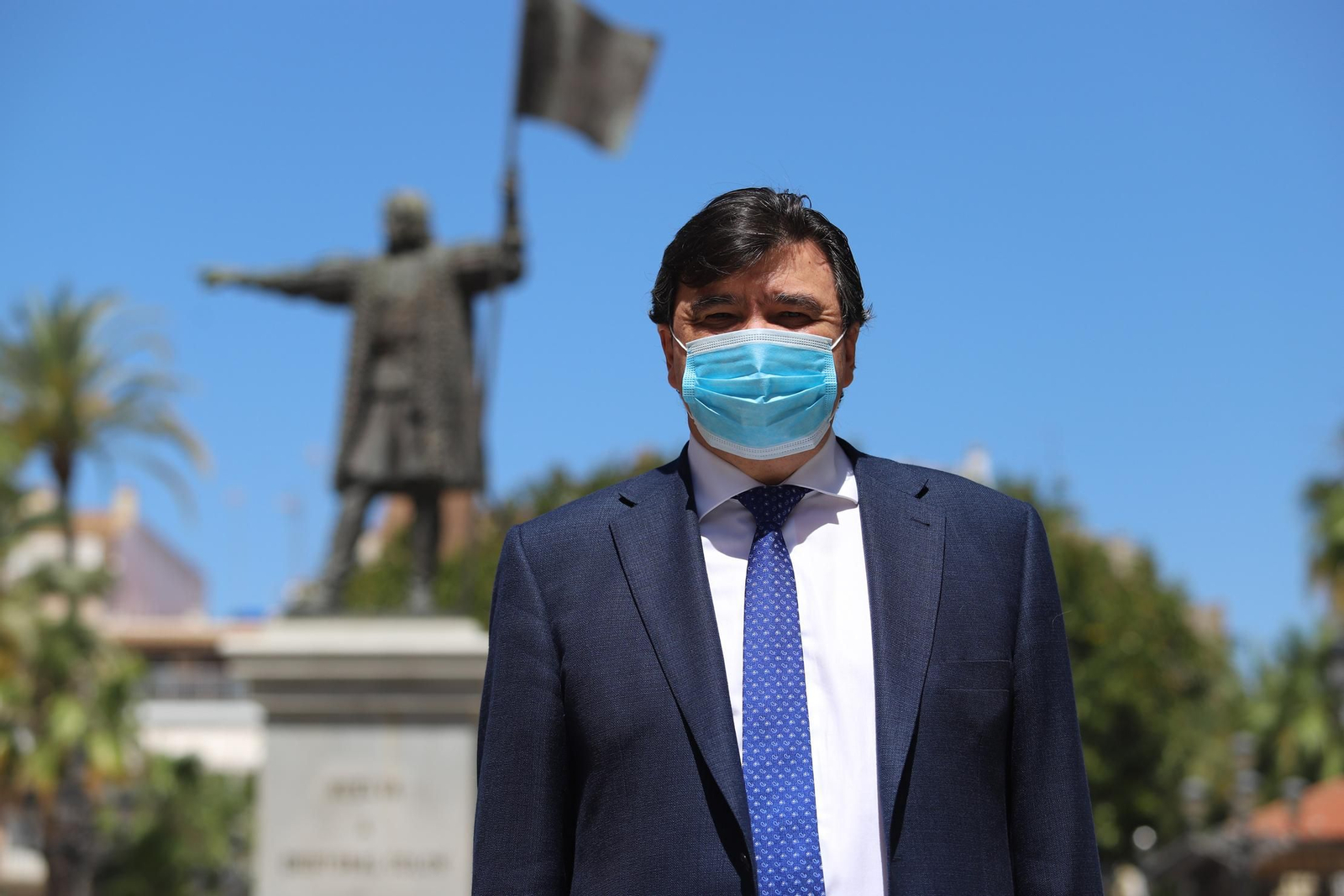 El aclalde de Huelva, Gabriel Cruz en la plaza de las Monjas.