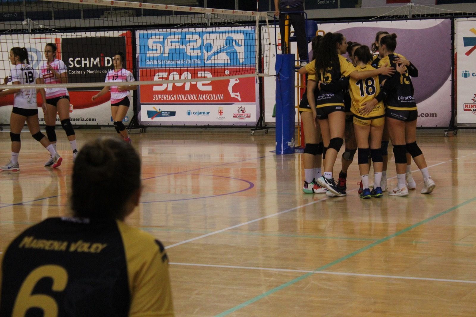 Las jugadoras del Mairena Voley celebran un punto.