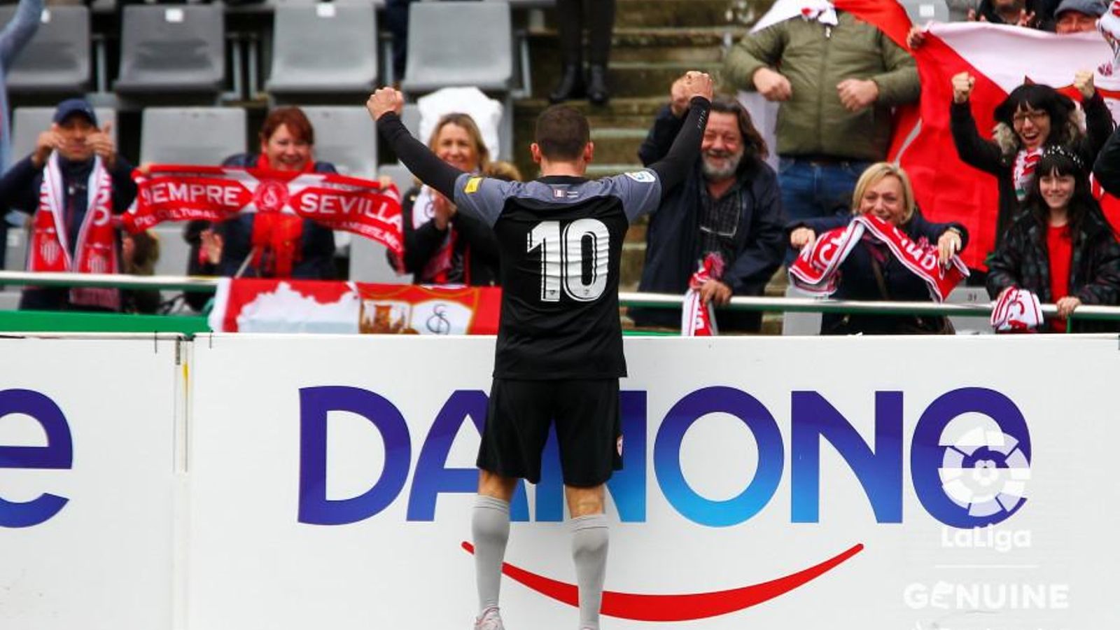 Un jugador sevillista celebra ante la afición blanquirroja desplazada a Tarragona.