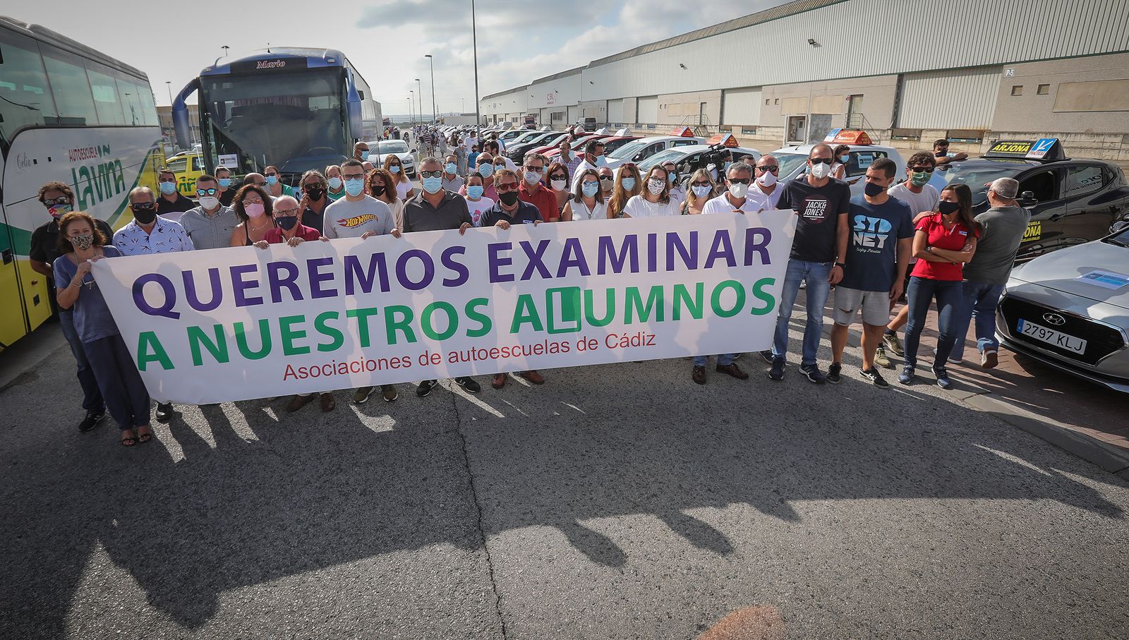 Imágenes de la caravana de protesta de las autoescuelas  por la falta de examinadores