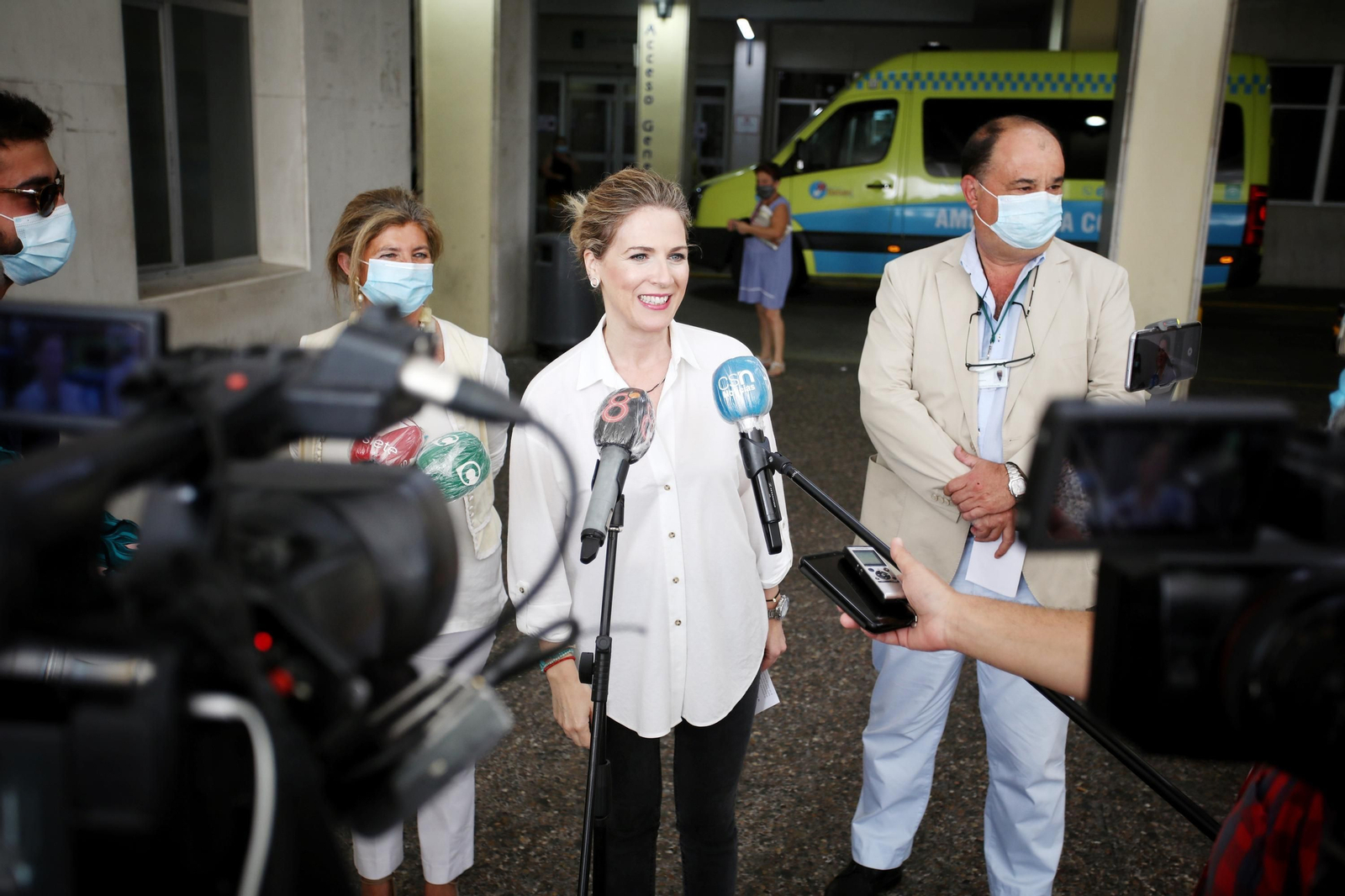 Ana Mestre, compareciendo ante los periodistas a la puerta del hospital, junto a Isabel Paredes y a Sebastián Quintero.