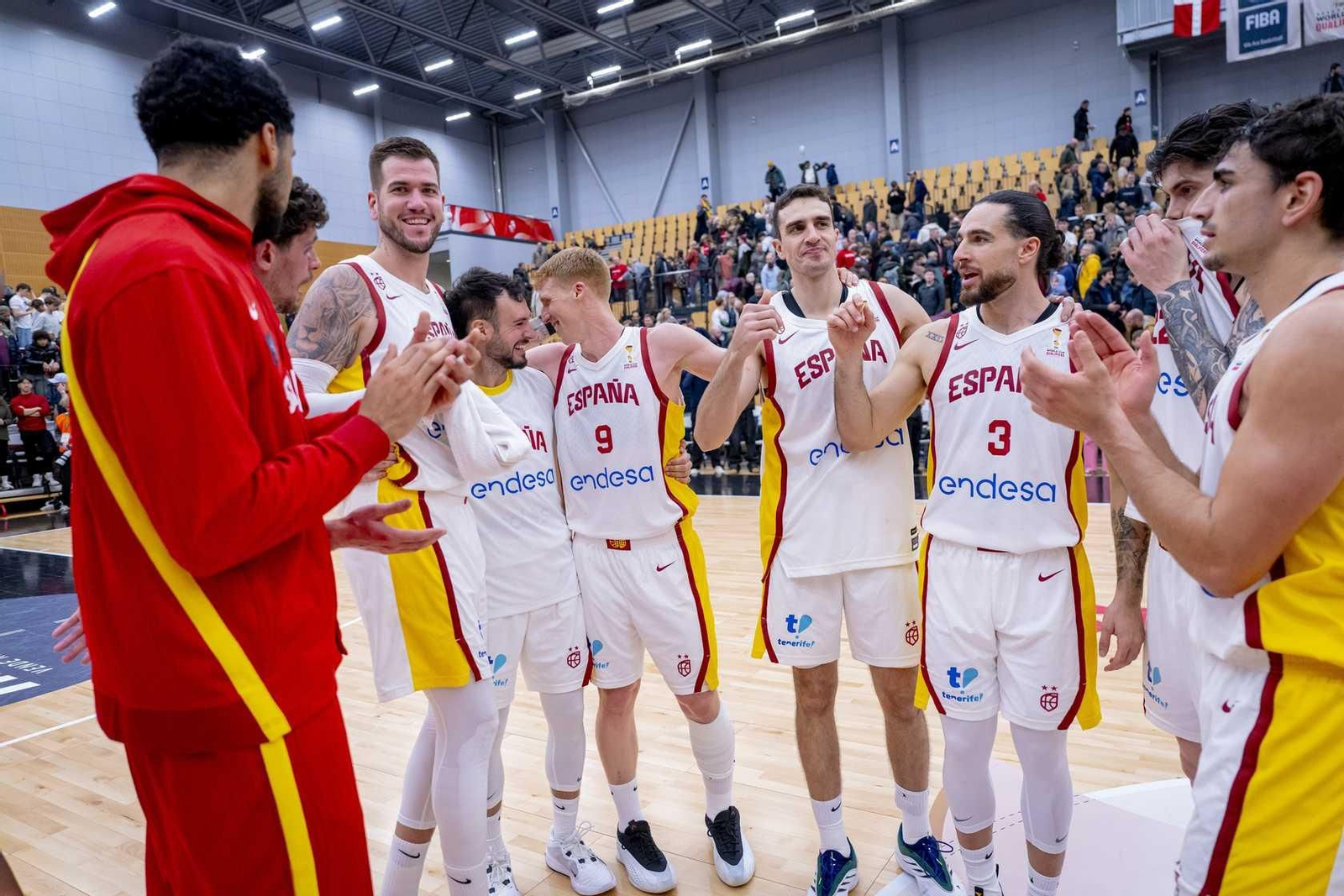 Cómodo inicio de la España de Chus Mateo con un buen Alberto Díaz