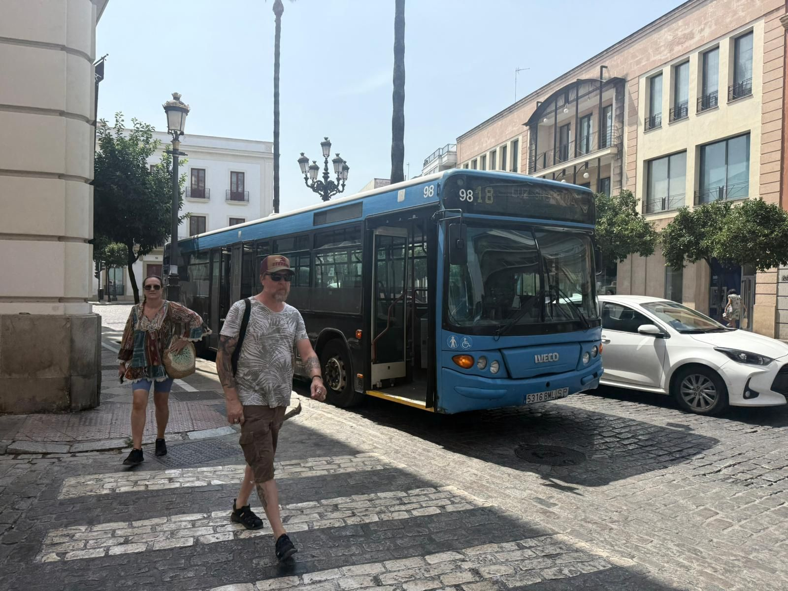 El autobús de la línea 18 que ha sufrido una avería este lunes.