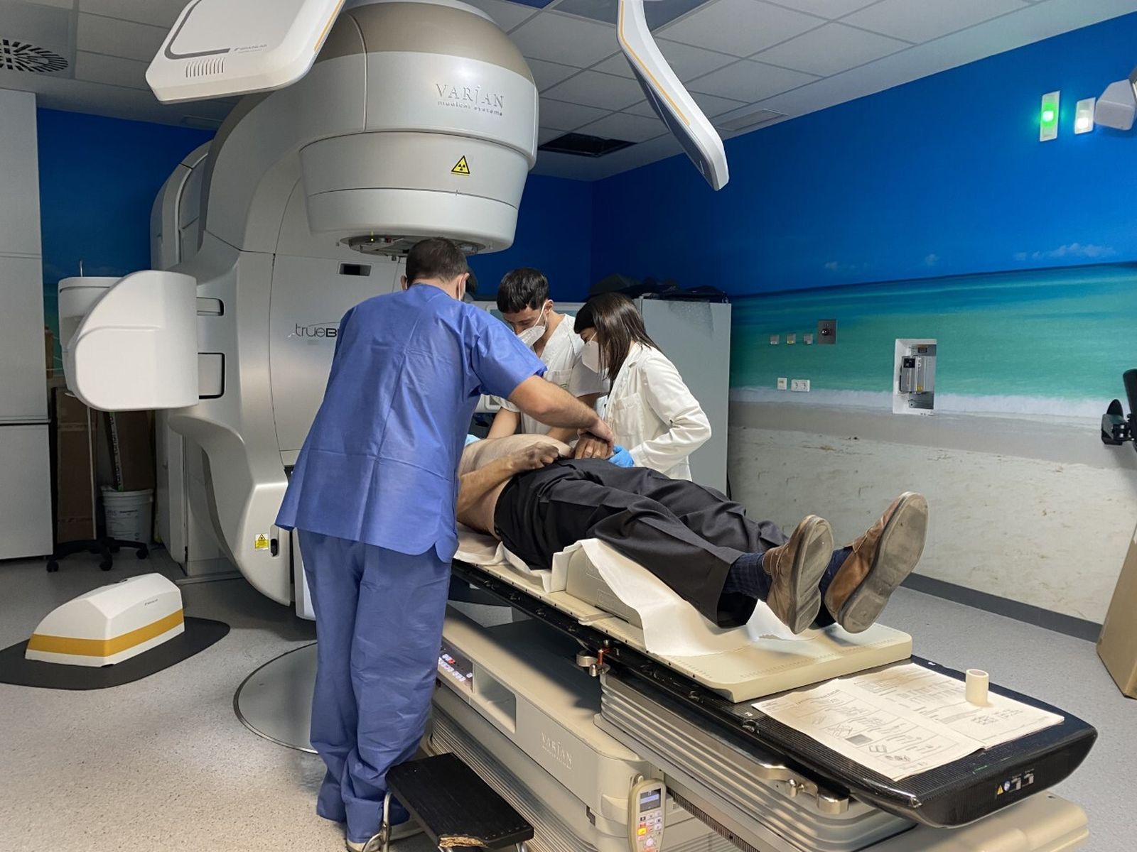 Un paciente se prepara para recibir su tratamiento.