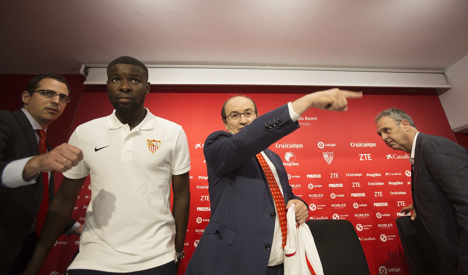 Amadou, Castro y Caparrós, en el acto de presentación del primero.