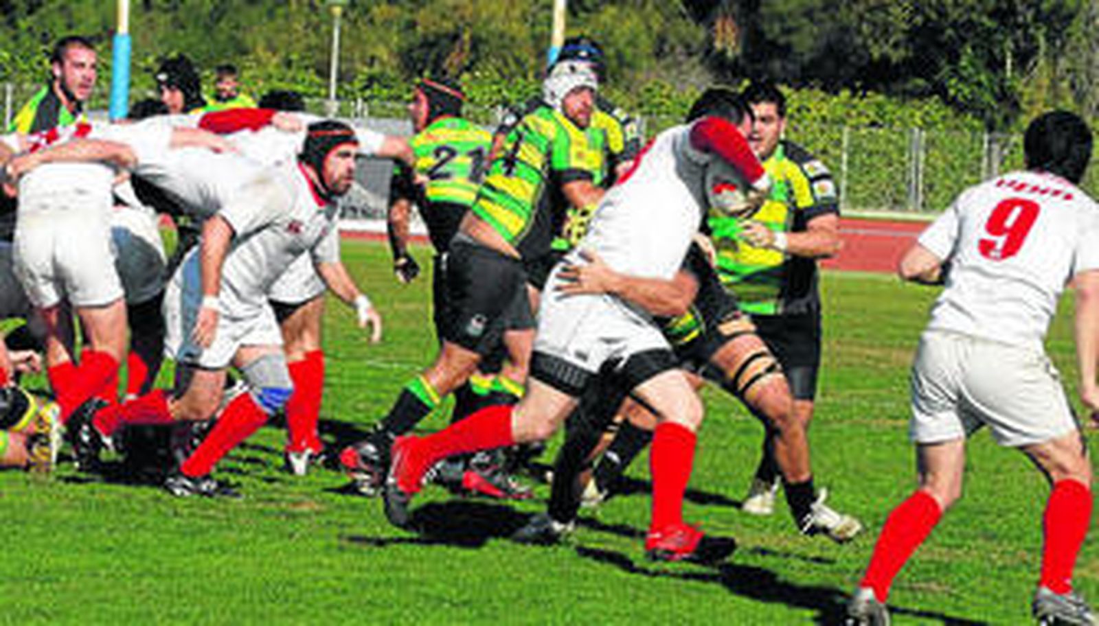 El paquete defensivo del CRAP intenta placar a un atacante del Arquitectura.