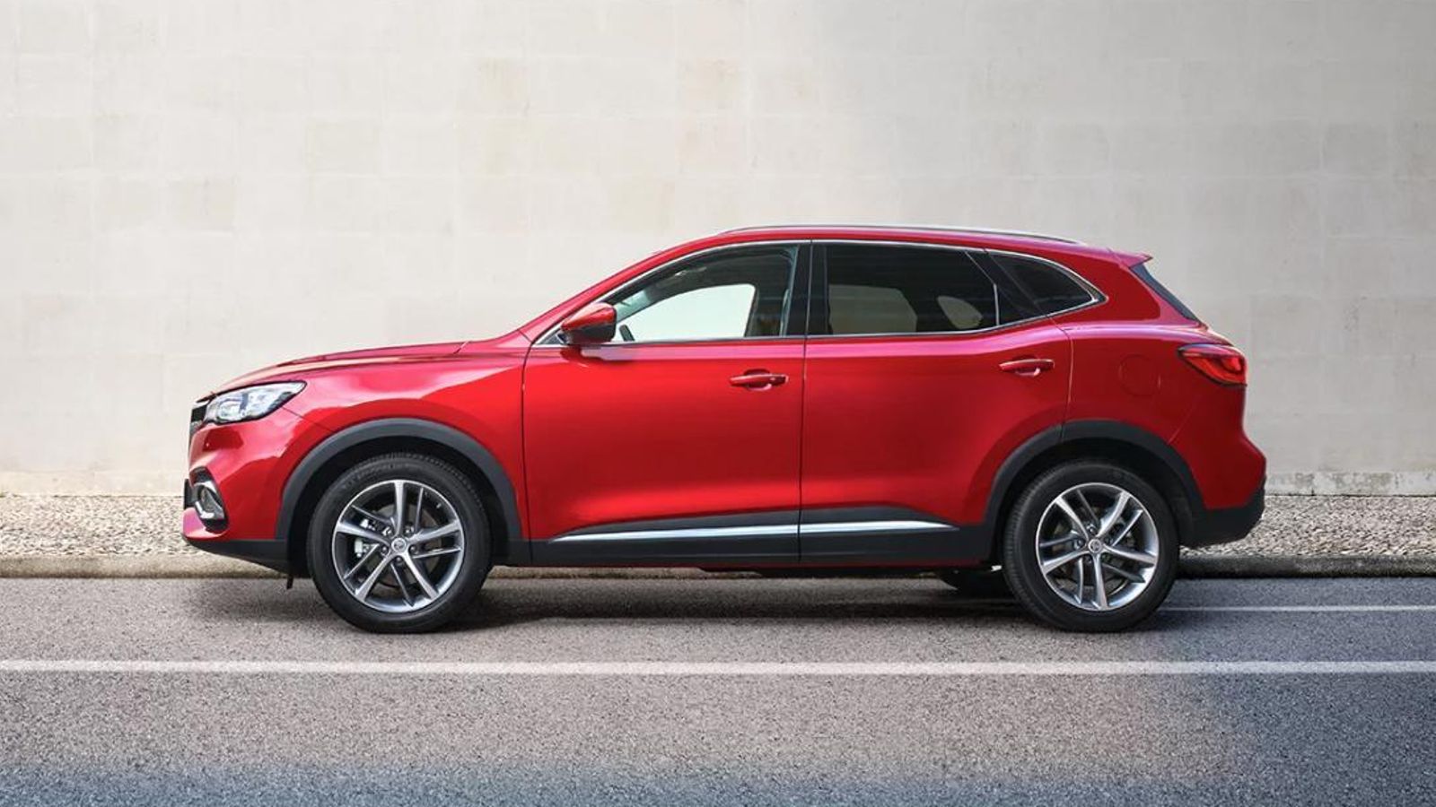 MG lanza al EHS, con sus 4,57 m de largo, al meollo de los SUV PHEV. Eso sí, lo hará, previsiblemente, con una ventaja: un precio rompedor se confirman los poco más de 26.000 euros que podría costar.