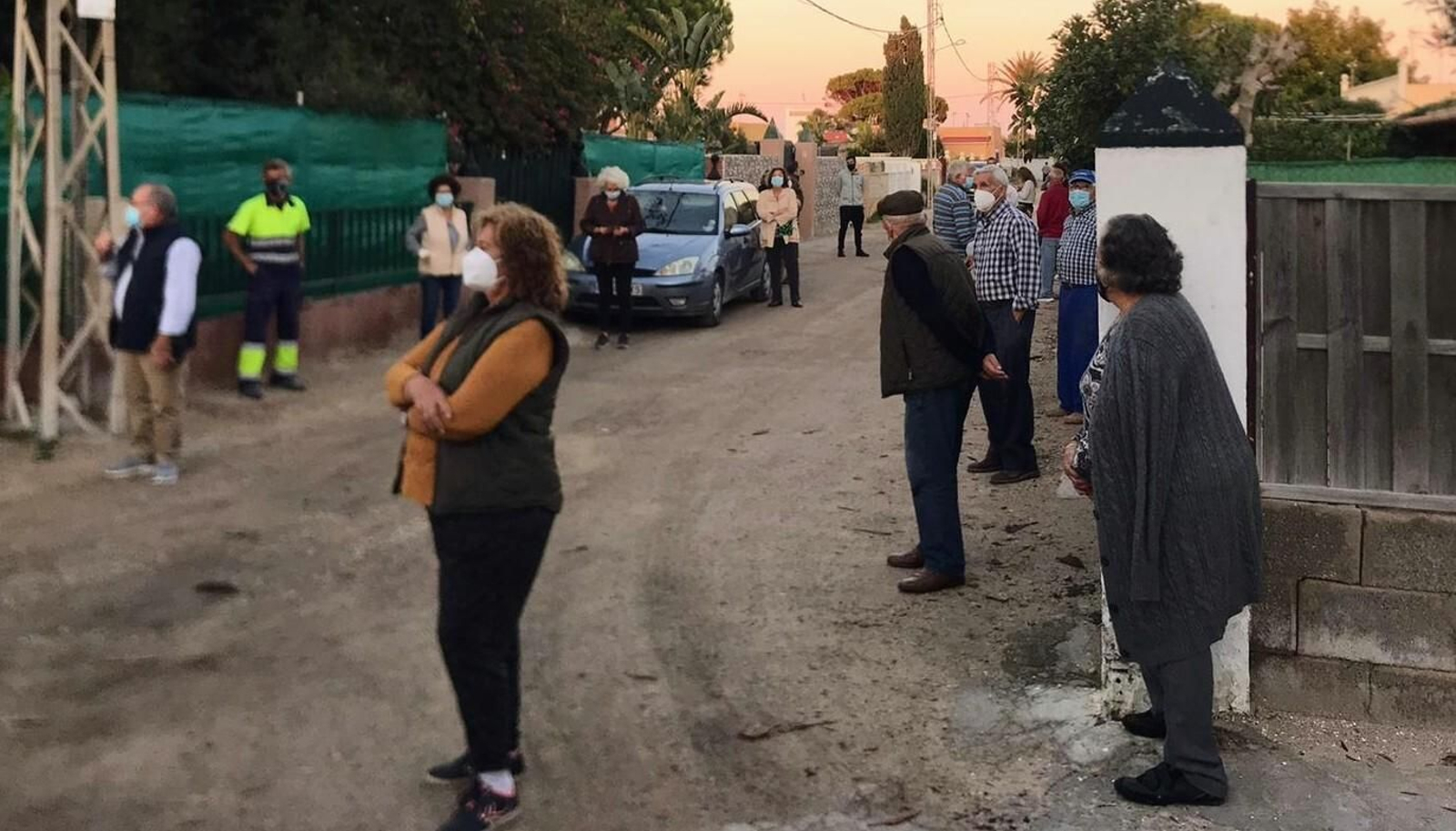 Vecinos de la zona roteña de Aguadulce protestando por este problema que afecta a medio centenar de residentes.