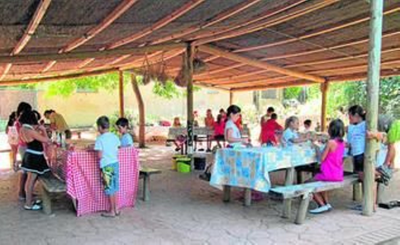 Numerosos niños realizando actividades artesanales en los talleres del Jardín Botánico de La Isla.