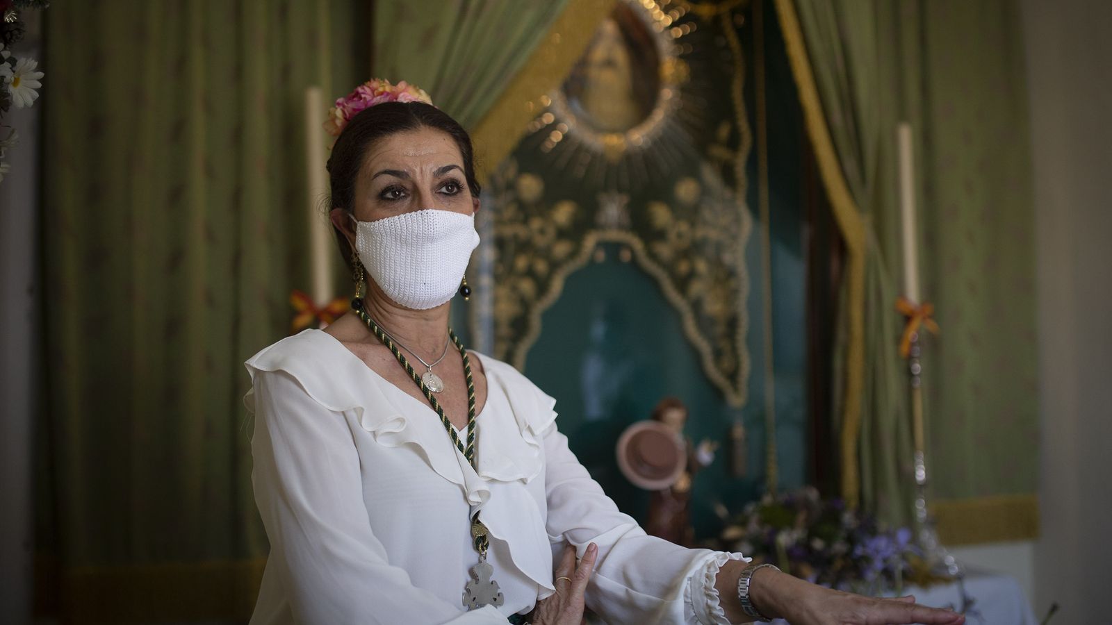 Inmaculada Fuentes, hermana mayor de PIlas, delante del Simpecado que custodia en su casa.